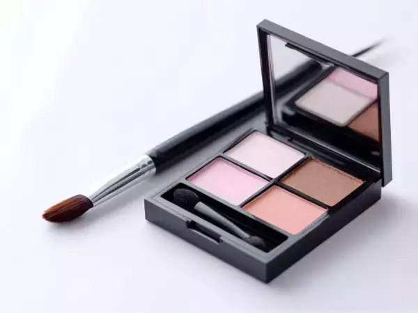 「夕方になると顔が老けてる…メイク崩れで“ゾンビ目になる”問題を、二度と起こさないコツ」の画像