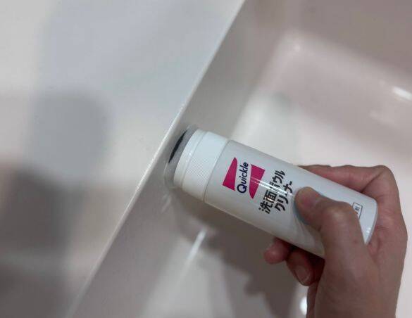 「もっと早く知りたかった！」汚れた洗面台が…手で触らず1分でピッカピカ！ 年末に試してよかった“もう手放せないクリーナー”