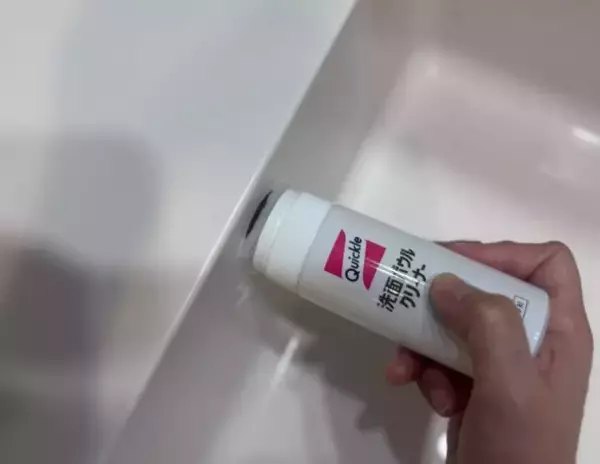 「「もっと早く知りたかった！」汚れた洗面台が…手で触らず1分でピッカピカ！ 年末に試してよかった“もう手放せないクリーナー”」の画像