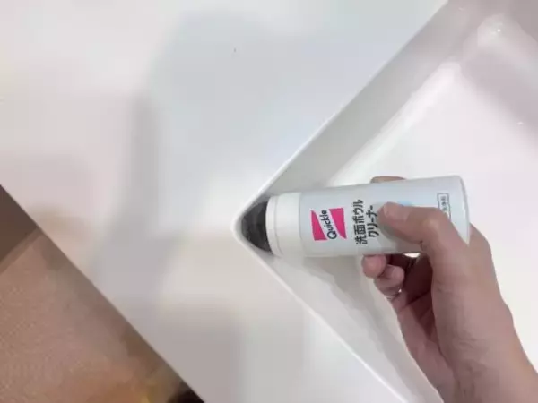 「「もっと早く知りたかった！」汚れた洗面台が…手で触らず1分でピッカピカ！ 年末に試してよかった“もう手放せないクリーナー”」の画像