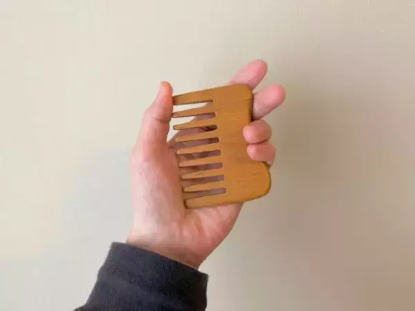 「ローソンでしか買えない“無印良品のくし”がかわいすぎる！ マッサージもできて毎日の相棒に」の画像