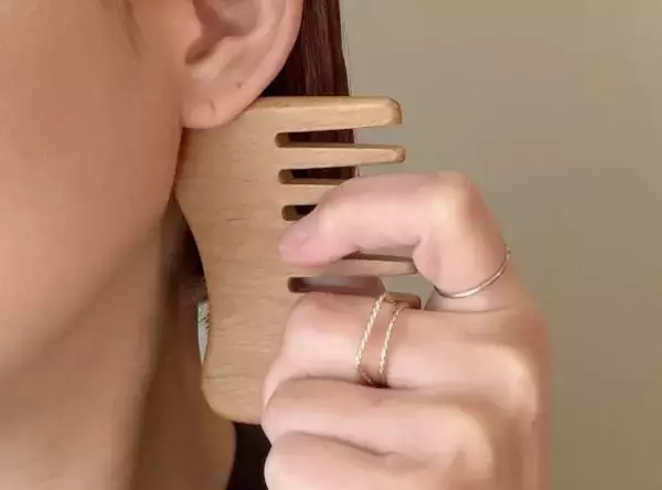 「ローソンでしか買えない“無印良品のくし”がかわいすぎる！ マッサージもできて毎日の相棒に」の画像