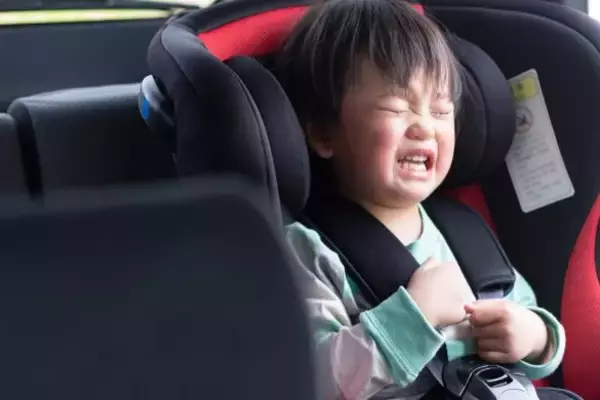 「「嫌な音がして、血の気が引いた」5歳息子を“失いかけた”両親の後悔。チャイルドシート着用を巡りケンカしていた／2025 人気記事top5」の画像