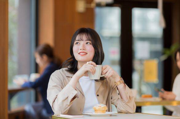 ファミレスで下品に騒ぐ男たちを、止めに入ったのは“1人のおばあちゃん”！ そして店内に素敵な輪が広がって…