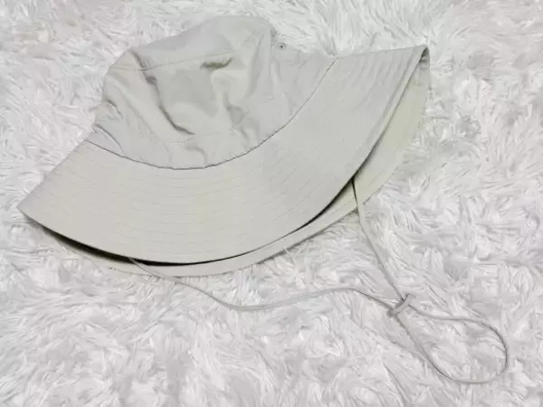 「「首の後ろだけ真っ黒…」を阻止！ユニクロの2990円ハット、肩まで覆うシェードがすごい」の画像
