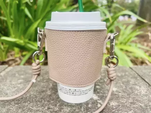 ダイソーの肩がけできる「カップスリーブ」が使える＆オシャレ！330円の割に高見えするワケ