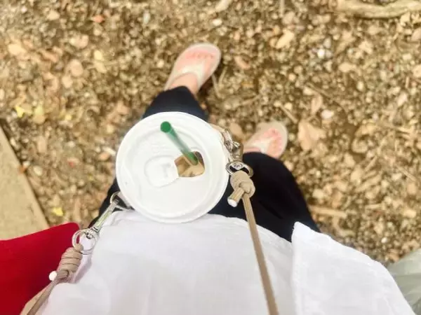 「ダイソーの肩がけできる「カップスリーブ」が使える＆オシャレ！330円の割に高見えするワケ」の画像