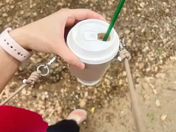 「ダイソーの肩がけできる「カップスリーブ」が使える＆オシャレ！330円の割に高見えするワケ」の画像