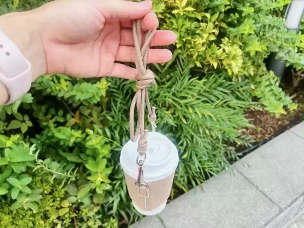 「ダイソーの肩がけできる「カップスリーブ」が使える＆オシャレ！330円の割に高見えするワケ」の画像