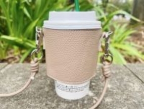 ダイソーの肩がけできる「カップスリーブ」が使える＆オシャレ！330円の割に高見えするワケ