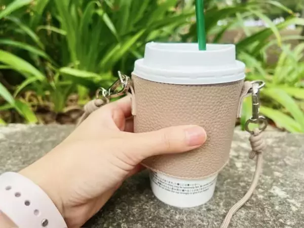 「ダイソーの肩がけできる「カップスリーブ」が使える＆オシャレ！330円の割に高見えするワケ」の画像