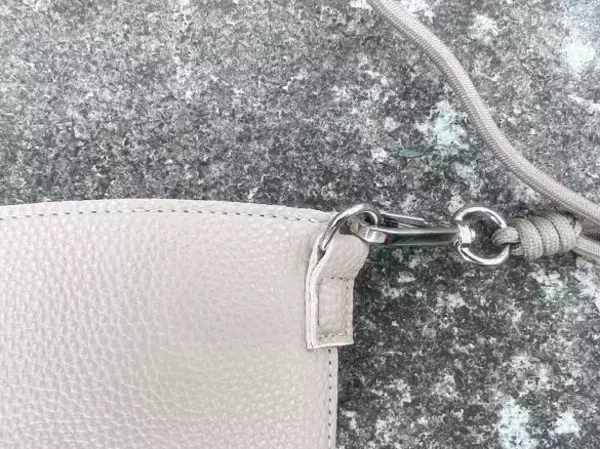 「ダイソーの肩がけできる「カップスリーブ」が使える＆オシャレ！330円の割に高見えするワケ」の画像