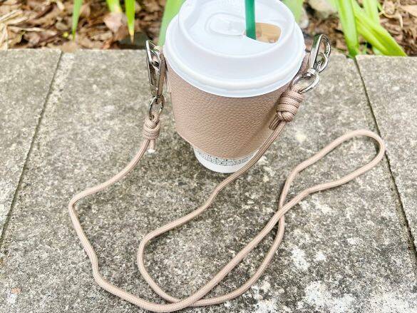 ダイソーの肩がけできる「カップスリーブ」が使える＆オシャレ！330円の割に高見えするワケ