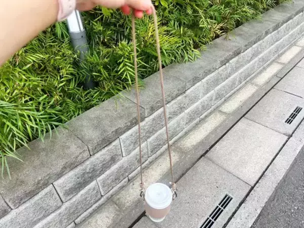 「ダイソーの肩がけできる「カップスリーブ」が使える＆オシャレ！330円の割に高見えするワケ」の画像