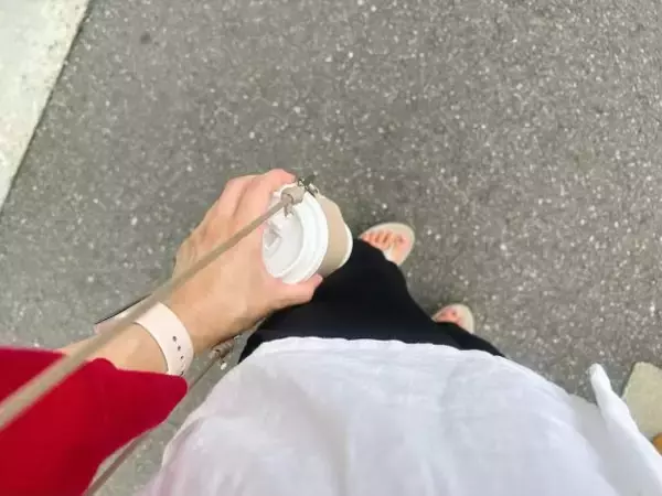 「ダイソーの肩がけできる「カップスリーブ」が使える＆オシャレ！330円の割に高見えするワケ」の画像