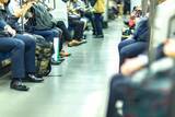 「電車で暴れる迷惑おじさんに、外国人男性が“反撃のひと言”。次の瞬間、車内に笑いが広がった」の画像1