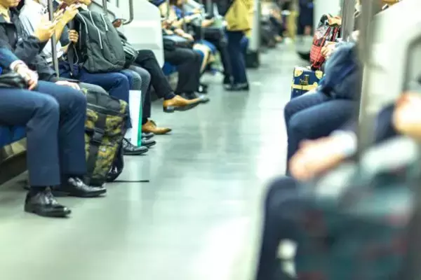 電車で暴れる迷惑おじさんに、外国人男性が“反撃のひと言”。次の瞬間、車内に笑いが広がった