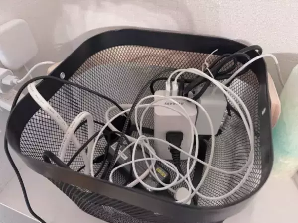 「充電ケーブルのごちゃごちゃが「無印のマグネット」で一発解消！ “追い買い”するほど最高なワケ」の画像