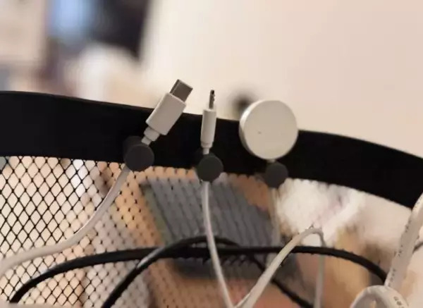 「充電ケーブルのごちゃごちゃが「無印のマグネット」で一発解消！ “追い買い”するほど最高なワケ」の画像