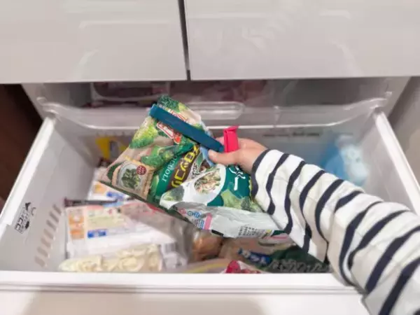 「冷凍庫の中身ぐっちゃぐちゃ問題、ニトリの「冷凍庫トレー」で一発解決！ 開けるたびに気持ちいい」の画像