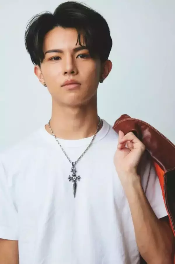 「父は昭和スーパースター」22歳歌手に受け継がれた“スター性”。父の衣装を着て音楽番組で歌唱も