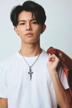 「父は昭和スーパースター」22歳歌手に受け継がれた“スター性”。父の衣装を着て音楽番組で歌唱も