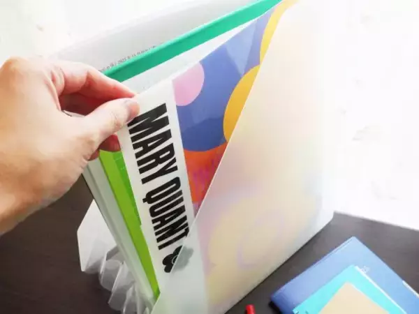 「テーブル上に散乱する書類、郵便物、ふりかけ…→無印のファイルで一気に解決した！」の画像