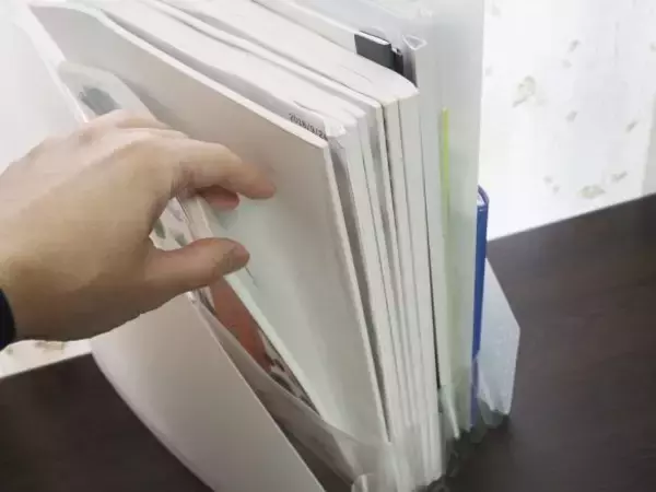 「テーブル上に散乱する書類、郵便物、ふりかけ…→無印のファイルで一気に解決した！」の画像