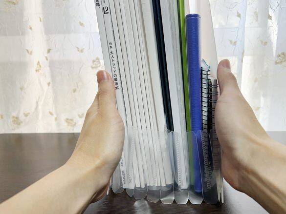 テーブル上に散乱する書類、郵便物、ふりかけ…→無印のファイルで一気に解決した！