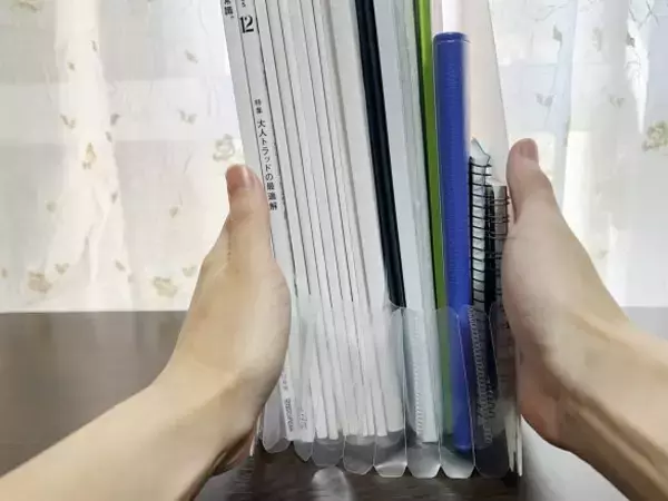 「テーブル上に散乱する書類、郵便物、ふりかけ…→無印のファイルで一気に解決した！」の画像