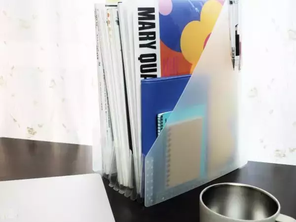 「テーブル上に散乱する書類、郵便物、ふりかけ…→無印のファイルで一気に解決した！」の画像