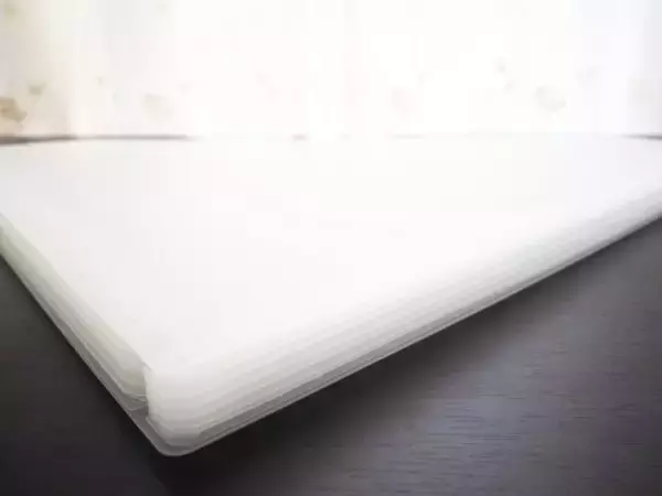 「テーブル上に散乱する書類、郵便物、ふりかけ…→無印のファイルで一気に解決した！」の画像