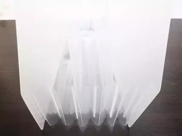 「テーブル上に散乱する書類、郵便物、ふりかけ…→無印のファイルで一気に解決した！」の画像