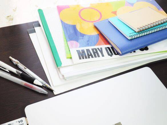 テーブル上に散乱する書類、郵便物、ふりかけ…→無印のファイルで一気に解決した！