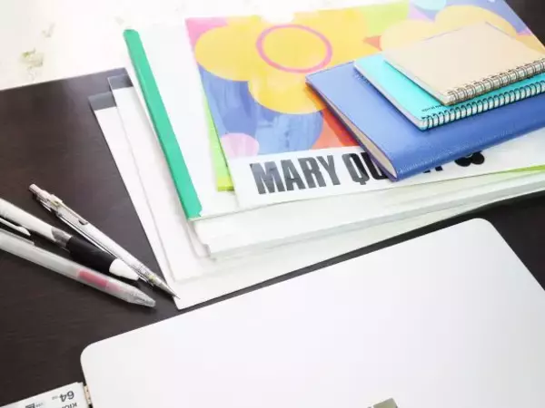 「テーブル上に散乱する書類、郵便物、ふりかけ…→無印のファイルで一気に解決した！」の画像