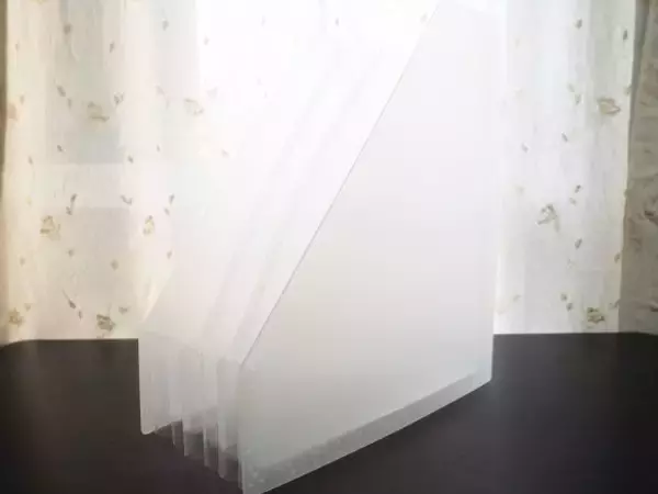 「テーブル上に散乱する書類、郵便物、ふりかけ…→無印のファイルで一気に解決した！」の画像