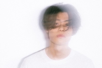 期待の24歳アーティストの実兄は“超人気俳優”。兄のインスタ投稿から溢れる弟愛が尊い