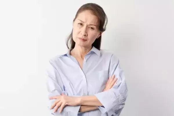 「「人間のレジだけにしろ！」セルフレジができなくて怒鳴り散らす男性。現れたシニア女性の“鮮やかな仕草”で空気が一変」の画像