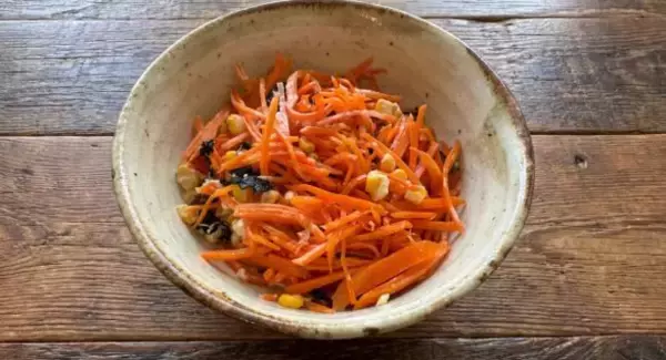 「やみつき！ にんじんがモリモリ食べられる「レンチン3分の腸活サラダ」。便秘対策とダイエットを同時に」の画像
