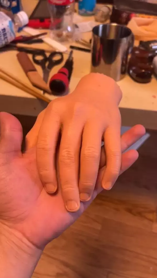 貴重な大学4年間を“左手の複製”に全振り！→メルカリでなぜか人気商品に。作者本人に話を聞くと