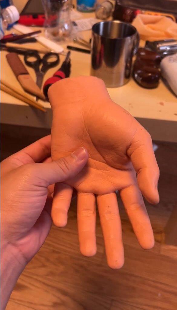 貴重な大学4年間を“左手の複製”に全振り！→メルカリでなぜか人気商品に。作者本人に話を聞くと