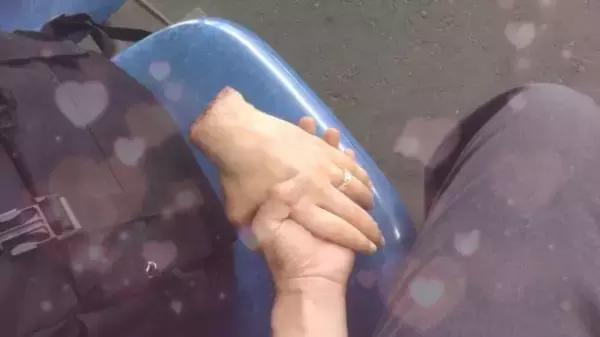 「貴重な大学4年間を“左手の複製”に全振り！→メルカリでなぜか人気商品に。作者本人に話を聞くと」の画像