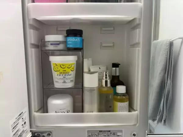 洗面台の“ごちゃつき収納”が一発でスッキリ！ ダイソー“高さ調節3段トレー”でデッドスペースゼロへ