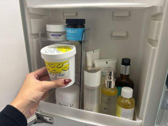 洗面台の“ごちゃつき収納”が一発でスッキリ！ ダイソー“高さ調節3段トレー”でデッドスペースゼロへ