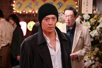 筋肉ムキムキすぎ？小栗旬が蜷川幸雄役をやった深い意味と、2人の知られざるエピソード ｜ドラマ『もしがく』