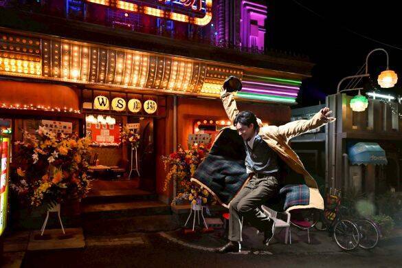 筋肉ムキムキすぎ？小栗旬が蜷川幸雄役をやった深い意味と、2人の知られざるエピソード ｜ドラマ『もしがく』