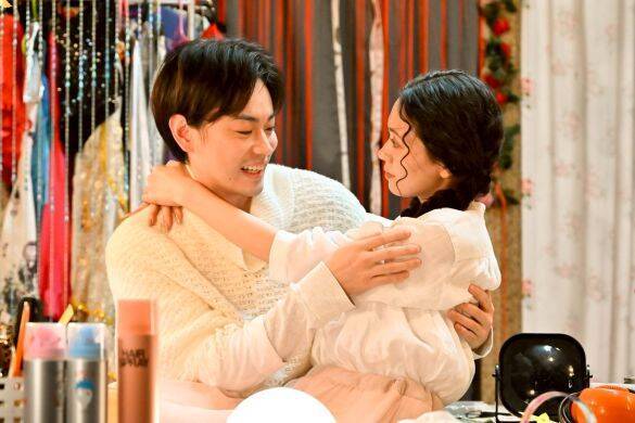 筋肉ムキムキすぎ？小栗旬が蜷川幸雄役をやった深い意味と、2人の知られざるエピソード ｜ドラマ『もしがく』