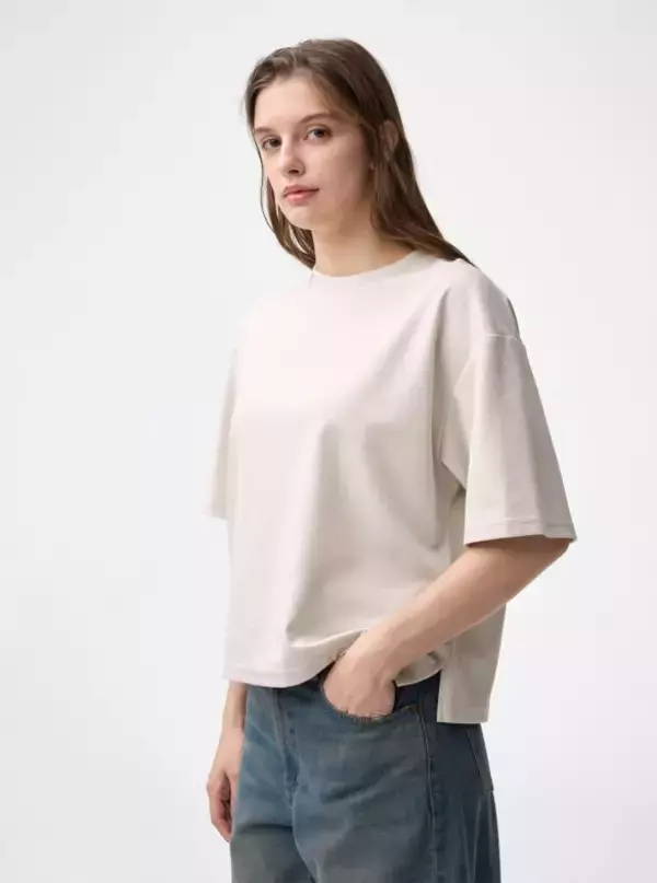 「GUの“1000円前後”Tシャツ「買ってはいけない」「これは買い」をアパレル店員が解説。“だらしなく見えるTシャツ”の特徴は」の画像
