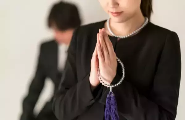 父の葬儀で、母と“見知らぬ女性”が取っ組み合いのケンカに！女性の正体は…／義実家・家族人気記事BEST