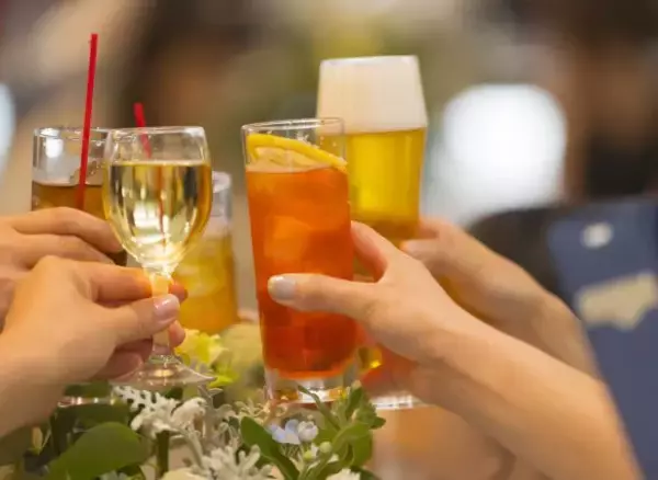 「酔った勢いで50代上司とイイ感じになったけど…押し倒された瞬間に気分が萎えたワケ／恋愛人気記事BEST」の画像